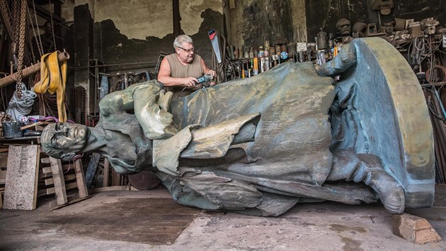 Kovolitec Roman Hvzda z Teovic se ujal renovace sochy Koeluha. S prac by ml bt hotov v listopadu.