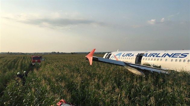 Hasii zasahuj u letadla Airbus A321, kter nouzov pistlo se zataenm podvozkem a hocm motorem v kukuinm poli u Moskvy. (15. 8. 2019)