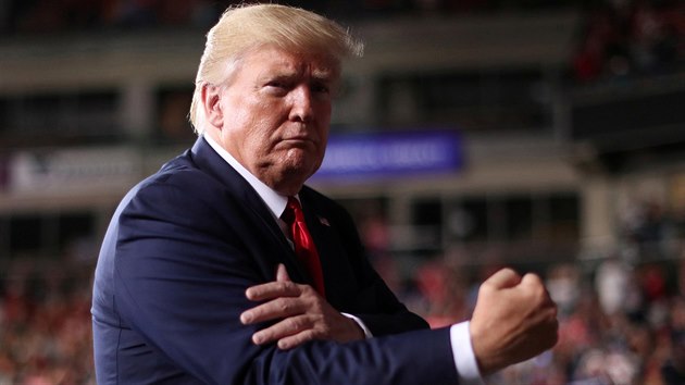 Trhnte si. Americk prezident Donald Trump gestikuluje na pedvolebnm shromdn v rmci kampan za druh mandt. (15. srpna 2019)