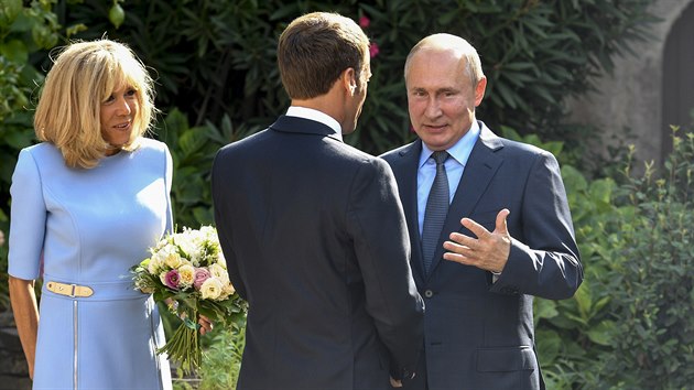 Francouzsk prezident Emmanuel Macron s enou Brigitte vtaj ruskho prezidenta Vladimira Putina. (19.8.2019)