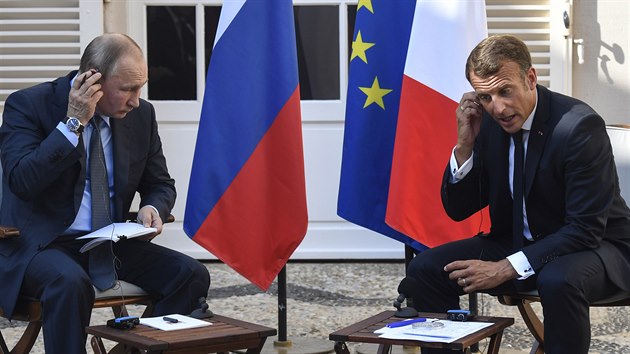 Francouzsk prezident Emmanuel Macron na setkn s ruskm protjkem Vladimirem Putinem v jin Francii. (19.8.2019)