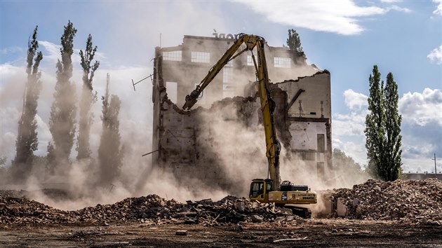 Sedmadvacetimetrov rameno demolinho stroje se zakouslo do budovy bvalho lihovaru v Pardubicch (13. srpna 2019)