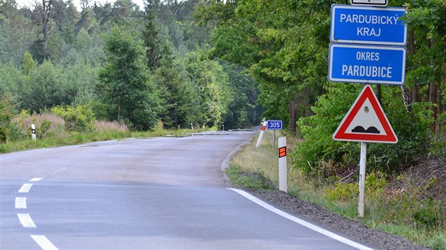 Silnice II/305 vedouc z Borohrdku do Hornho Jelen je na stran Krlovhradeckho kraje ve vynikajcm stavu. Za cedul se kvalita mn. Chyb zde nap. bl znaen u krajnic i uprosted silnice.