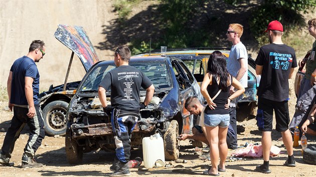 V arelu bval pskovny v Mohelnici se uskutenily demolin zvody autovrak. V sobotu byly na programu zvody na rychlost rodeocross, v nedlnm demolinm derby lo o to vyadit co nejvc soupe.