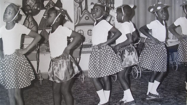 Archivn snmek makarnho plesu namibijskch dt pozen v roce 1986 na zmku v Bartoovicch na severn Morav, kde pro n stt vytvoil interntn kolu.