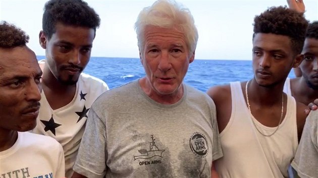 Richard Gere navtvil humanitrn lo panlsk nevldn organizace Proactiva Open Arms s africkmi migranty (Itlie, Lampedusa, 9. srpna 2019)