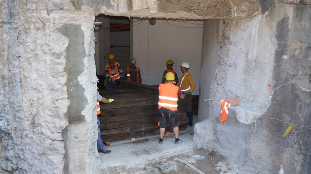 Dlnci instalovali repliku chybjc stlny v dlosteleckm srubu Na Mtin na pevnosti Hanika v Orlickch horch.