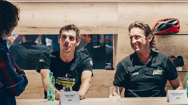 Matt White (vpravo), f stje Mitchelton-Scott, a jihoafrick cyklista Daryl Impey na setkn v Praze