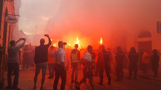 Fanouci belgickho Royal Antverpy bhem pochodu Plzn hzeli svtlice a dmovnice.