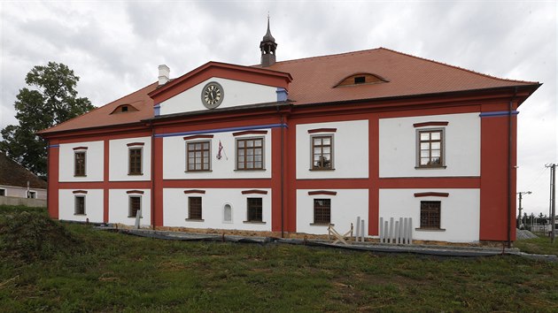 Vclav Kule koupil v Chocenicch na Plzesku polorozpadl zmek. Postupn jej opravuje, podle pamtk ale stavebn pravy sniuj jeho historickou hodnotu. (7. 8. 2019)