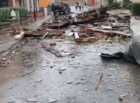 Zbry z videa ukazuj trosky po dn tornda v Ptange (9. srpna 2019).