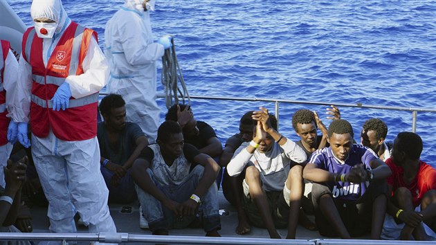 Italsk poben str evakuuje migranty z lod panlsk organizace Open Arms. (17. srpna 2019)