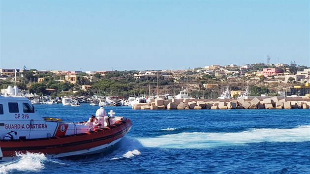 Itlie v sobotu 17. srpna povolila vylodn 27 nezletilch migrant bez doprovodu z lodi panlsk nevldn organizace Proactiva Open Arms.