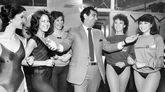 Plcido Domingo s tanenicemi ze skupiny The Rockettes (New York, 27. nora 1984)