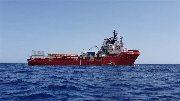 Lo Ocean Viking, kterou provozuje organizace Lkai bez hranic (MSF) spolen s charitou SOS Mditerrane, zachrauje ve Stedozemnm moi migranty. (12. srpna 2019)