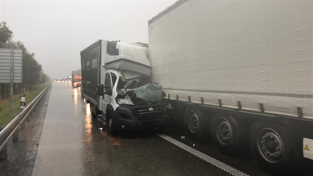 Na dlnici D1 smrem na Prahu ped Velkm Mezim se srazilo nkladn auto s dodvkou. idi automobilu po pevozu do nemocnice zemel. (12. srpna 2019)