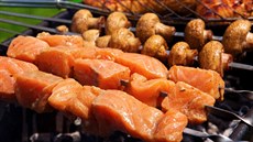 S lososem přímo na grilu připravíte i houby. S lososem přímo na grilu připravíte i houby.