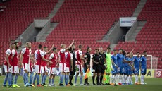 PŘED PRÁZDNÝMI TRIBUNAMI. Slavia si odpykává trest za řádění fanoušků, a tak se... PŘED PRÁZDNÝMI TRIBUNAMI. Slavia si odpykává trest za řádění fanoušků, a tak se...
