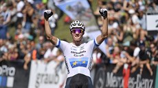 Mathieu Van Der Poel se raduje z vítězství v závodě Světového poháru v... Mathieu Van Der Poel se raduje z vítězství v závodě Světového poháru v...