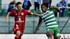 David Houska z Olomouce napadá Ibrahima Keitu z Bohemians.