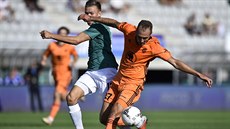 Dominik Plechatý z Jablonce (vlevo) a Jiří Klíma z Mladé Boleslavi bojují o míč. Dominik Plechatý z Jablonce (vlevo) a Jiří Klíma z Mladé Boleslavi bojují o míč.