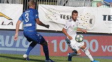 Oliver Putyera z Karviné (vpravo) se snaží obejít Jana Mikulu z Liberce. Oliver Putyera z Karviné (vpravo) se snaží obejít Jana Mikulu z Liberce.