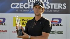 Thomas Pieters z Belgie pózuje s trofejí pro vítěze golfového turnaje Czech... Thomas Pieters z Belgie pózuje s trofejí pro vítěze golfového turnaje Czech...