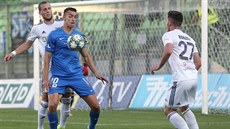 Jakub Pešek z Liberce (uprostřed) si zpracovává míč, dotírají na něj Milan... Jakub Pešek z Liberce (uprostřed) si zpracovává míč, dotírají na něj Milan...