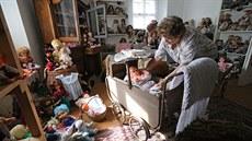 Marie Roháčková má v Bobrové Muzeum panenek, kde jsou k vidění exponáty z... Marie Roháčková má v Bobrové Muzeum panenek, kde jsou k vidění exponáty z...