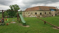 Takto vypadal zámek ve Stránecké Zhoři v létě 2004. Patnáct let poté už získává... Takto vypadal zámek ve Stránecké Zhoři v létě 2004. Patnáct let poté už získává...