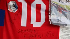 Pietní místo k uctění památky zesnulého fanouška FC Viktoria Plzeň Víta... Pietní místo k uctění památky zesnulého fanouška FC Viktoria Plzeň Víta...