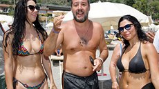 Pedseda italské krajn pravicové strany Liga Matteo Salvini pi dovolené v...