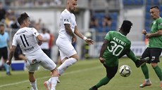Příbramský Emmanuel Antwi se snaží odkopnout míč před Petrem Reinberkem (druhý... Příbramský Emmanuel Antwi se snaží odkopnout míč před Petrem Reinberkem (druhý...