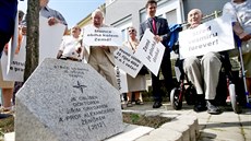 Pamětní kámen v brněnských Černých Polích vyznačuje střed vesmíru. Na nedalekém... Pamětní kámen v brněnských Černých Polích vyznačuje střed vesmíru. Na nedalekém...