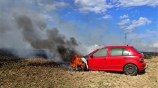 Ve Větřkovicích na Opavsku hořelo auto, plameny se rozšířily na strniště... Ve Větřkovicích na Opavsku hořelo auto, plameny se rozšířily na strniště...