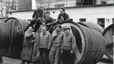 Do roku 1967 zrálo pivo v dřevěných ležáckých sudech. Každých pět let je bylo... Do roku 1967 zrálo pivo v dřevěných ležáckých sudech. Každých pět let je bylo...