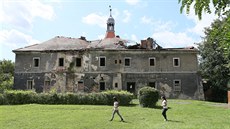 Sdružení, kterému zámek v Mirošovicích patří, nechalo v roce 2006 opravit... Sdružení, kterému zámek v Mirošovicích patří, nechalo v roce 2006 opravit...