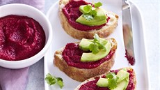 Hummus s červenou řepou a avokádem Hummus s červenou řepou a avokádem