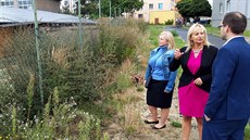 Starostka Sokolova Renata Oulehlová (uprostřed) předala zástupcům dodavatelské... Starostka Sokolova Renata Oulehlová (uprostřed) předala zástupcům dodavatelské...
