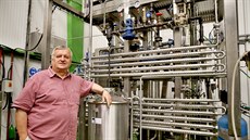 Vinař Miloš Michlovský stojí u přístroje na odalkoholizování vína. Vinař Miloš Michlovský stojí u přístroje na odalkoholizování vína.