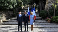 Francouzský prezident Emmanuel Macron s enou Brigitte na setkání s ruským...