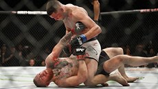 Takhle zápasil Nate Diaz (nahoe) s Conorem McGregorem v roce 2016 na MMA...