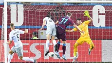 Alexander Sörloth (druhý zprava) z Trabzonsporu překovává sparťanského brankáře... Alexander Sörloth (druhý zprava) z Trabzonsporu překovává sparťanského brankáře...