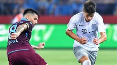 Adam Hložek (vlevo) ze Sparty se snaží obejít Sosu z Trabzonsporu. Adam Hložek (vlevo) ze Sparty se snaží obejít Sosu z Trabzonsporu.
