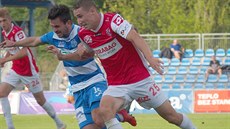 Ústecký Marek Strada (v modrém) se přetlačuje s pardubickým Janem Proskem. Ústecký Marek Strada (v modrém) se přetlačuje s pardubickým Janem Proskem.