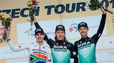 Tři nejlepší cyklisté z 2. etapy Czech Tour. Zleva druhý Daryl Impey, vítěz... Tři nejlepší cyklisté z 2. etapy Czech Tour. Zleva druhý Daryl Impey, vítěz...