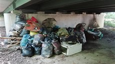 Za tři hodiny bylo vše připraveno k odvozu na skládku. Za tři hodiny bylo vše připraveno k odvozu na skládku.