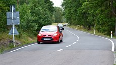 Silnice II/305 vedoucí z Borohrádku do Horního Jelení je na stran...