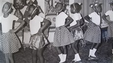 Archivní snímek makarního plesu namibijských dtí poízený v roce 1986 na...
