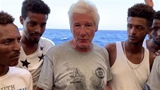 Richard Gere navtívil humanitární lo panlské nevládní organizace Proactiva...